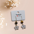 Boucles d’oreilles dormeuses dorées – Fleur & Perle en Œil de Tigre