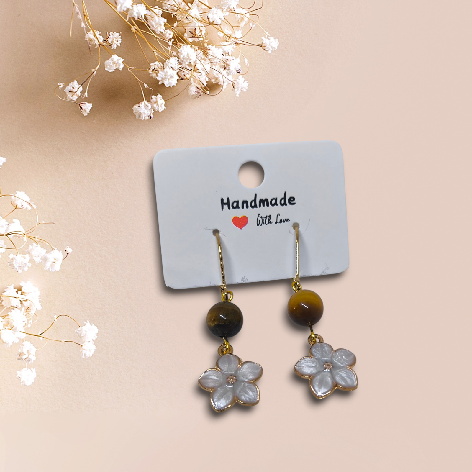 Boucles d’oreilles dormeuses dorées – Fleur & Perle en Œil de Tigre